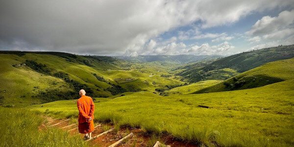 ajahn-sucitto-walking-like-a-buddha1